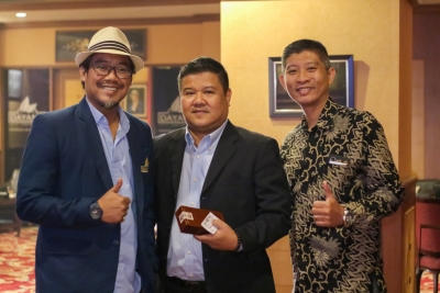 Indonesian Cigar Club give a gift to Malaysian Cigar Club