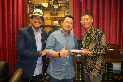 Indonesian Cigar Club give reward to quiz winner